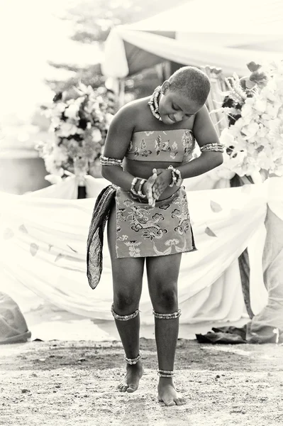 Ганайская женщина использует руки для типичного танца — стоковое фото