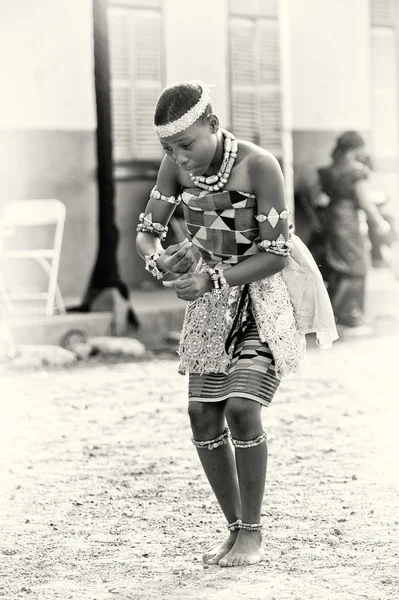 A Ghanaian woman dances — Stock Photo, Image