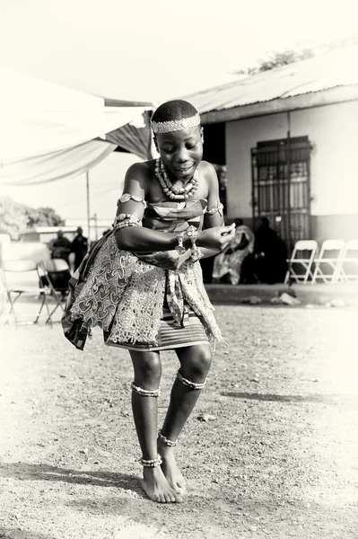 Een vrouw uit ghana houdt dansen — Stockfoto