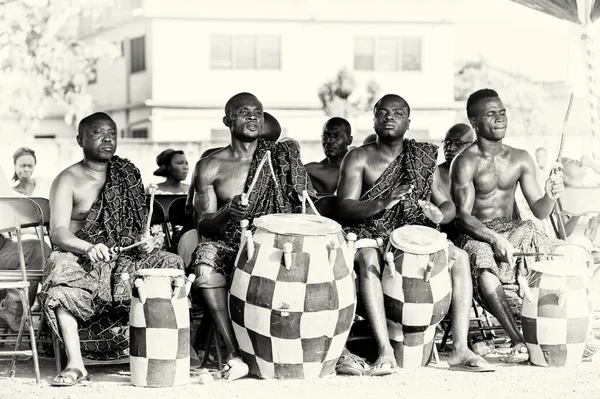 Gana'lı erkekler bir ritim oluşturmak için davul çalmak — Stok fotoğraf
