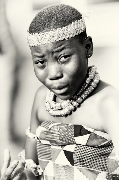 Una mujer ghanesa posa para la cámara — Foto de Stock