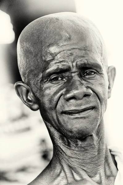 Un uomo ghanese sembra essere un alieno. — Foto Stock