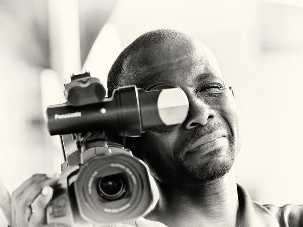 Um homem ganês com uma câmera — Fotografia de Stock