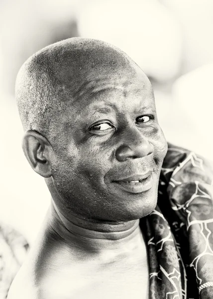 A ghánai férfi mosolyog a kamerába — Stock Fotó