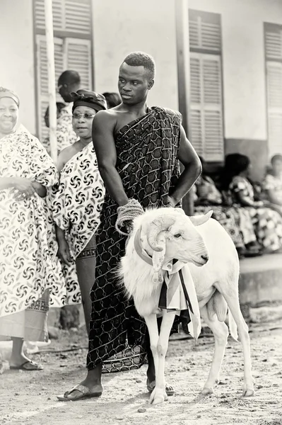 Um homem ganês com uma cabra — Fotografia de Stock