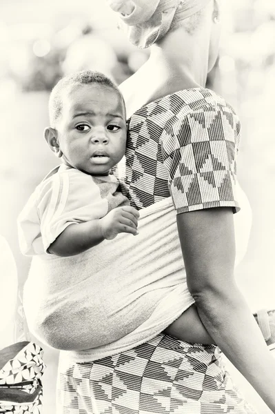Lilla Ghanansk baby på baksidan av mor — Stockfoto