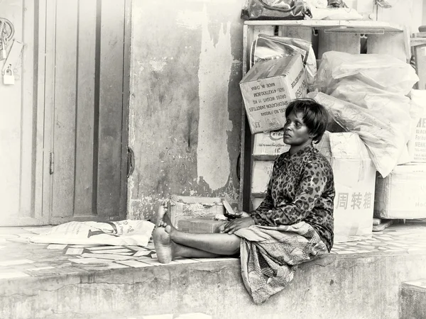 Ghanský žena sedí a myslí si, ze života — Stock fotografie