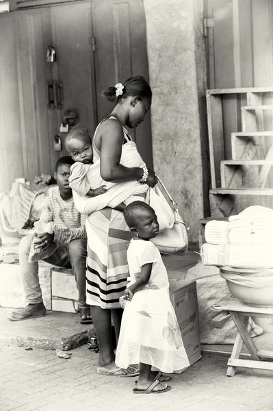 Una madre ghanesa y sus hijos —  Fotos de Stock
