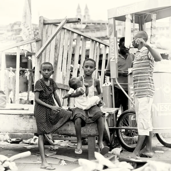 Los niños ghaneses tienen que crecer rápidamente. —  Fotos de Stock