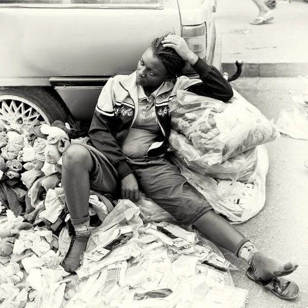 Eine ghanaische Frau verkauft die Socken — Stockfoto