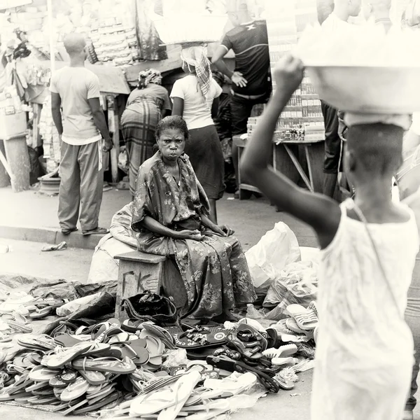 Eine ghanaische Frau verkauft Hausschuhe — Stockfoto