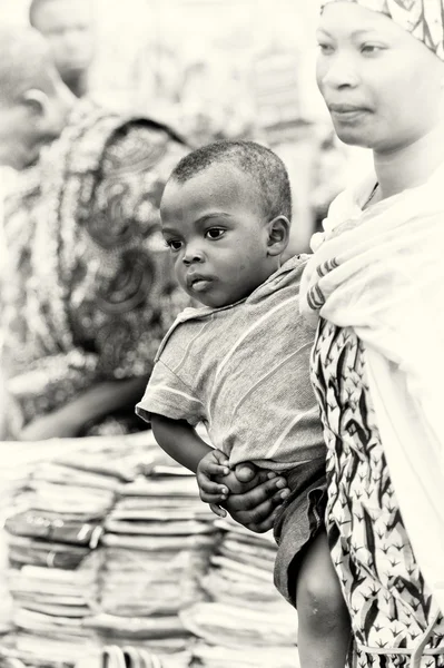 Un bambino piccolo e sua madre in Ghana — Foto Stock