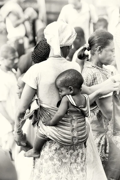 Ein ghanaisches Baby schläft auf dem Rücken seiner Mutter — Stockfoto