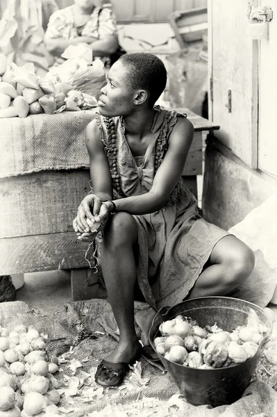 Eine ghanaische Dame verkauft Lebensmittel — Stockfoto