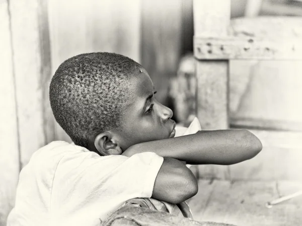 Denkt ein ghanaisches Mädchen — Stockfoto