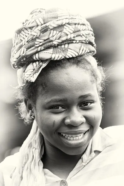 Портрет оптимистической женщины из Ганы — стоковое фото