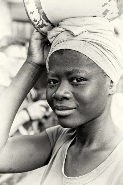 Een Ghanese vrouw glimlach voor de camera — Stockfoto