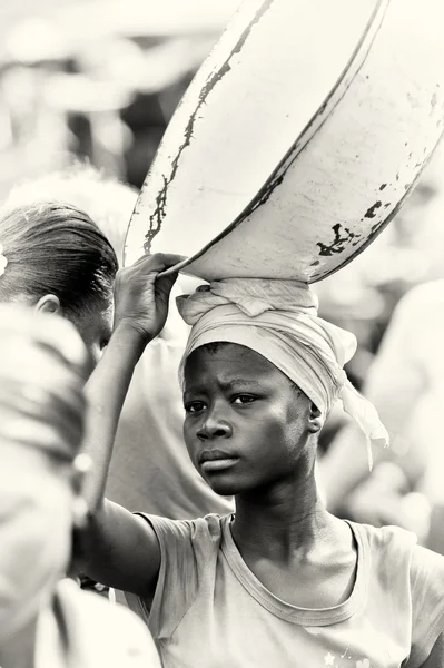 Una donna ghanese con un bacino sopra la testa — Foto Stock