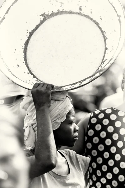 Женщина из Ганы с раковиной над головой — стоковое фото