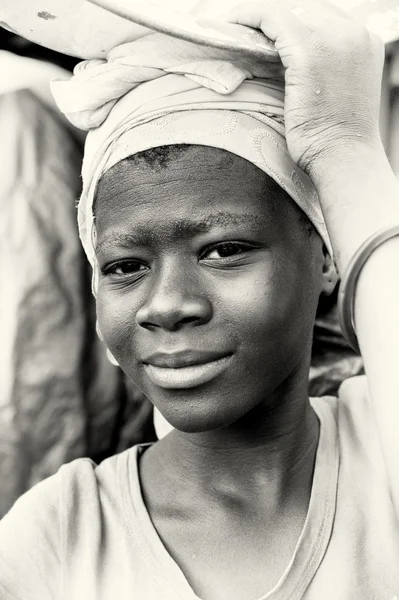 A Ghanaian woman smiles — Stock Photo, Image