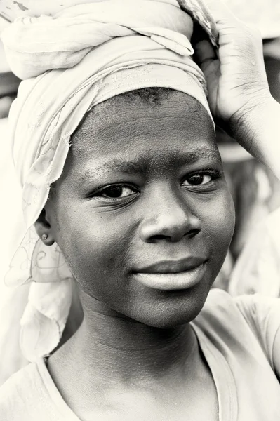 笑みを浮かべてガーナ人女性の肖像画 — ストック写真