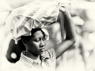 kafasına bir torba ile Gana'lı bir kadın