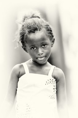 küçük kız Gana pozlar
