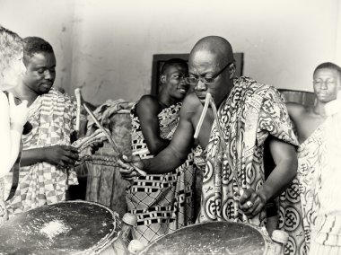 Gana'lı müzisyen bateri çalıyor.