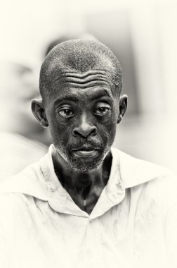 yaşlı bir adam Gana üzerinden kamera için poz veriyor.