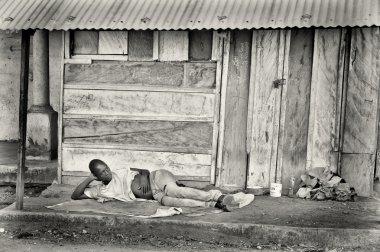 Gana'lı bir adam yerde yatıyor.