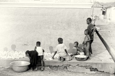 Gana'lı çocuklar taşlar toplar