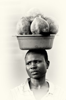 Gana bir kadından karpuz satar