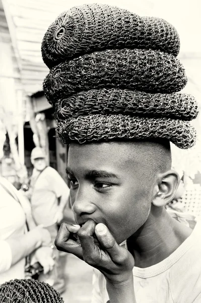 Ghanský boy v mnoha klobouky představuje — Stock fotografie
