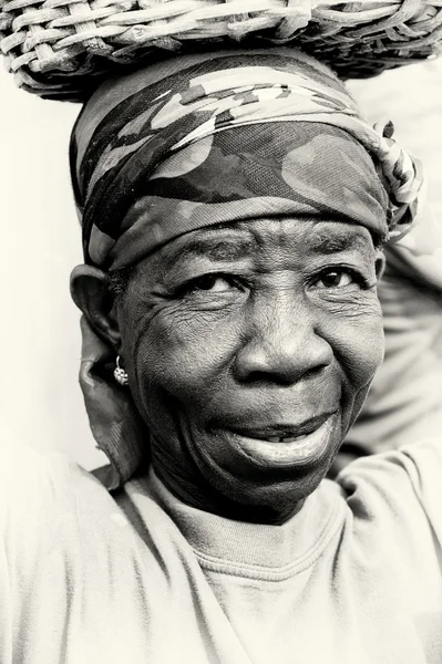 Старая дамочка из Ганы с корзиной позирует — стоковое фото