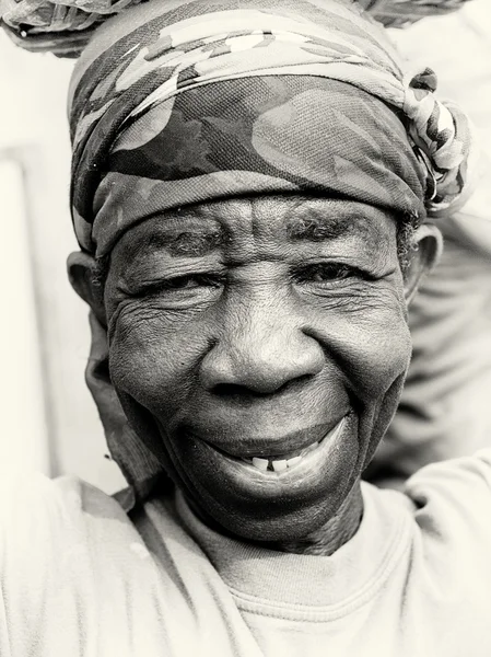 Leende gammal dam i ghana — Stockfoto