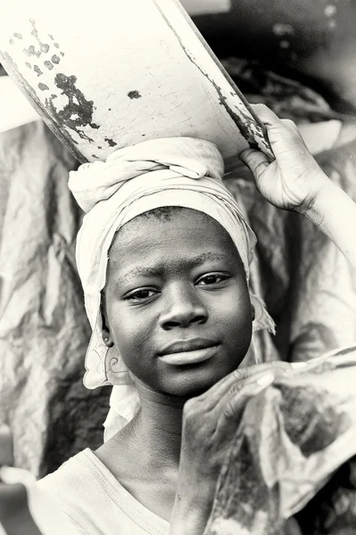 Gana'lı güzel bir kız pozlar — Stok fotoğraf