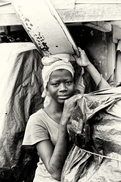 Mulher ganesa bonita com uma bacia sobre a cabeça — Fotografia de Stock