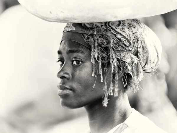 Una mujer ghanesa con un sombrero curioso — Foto de Stock