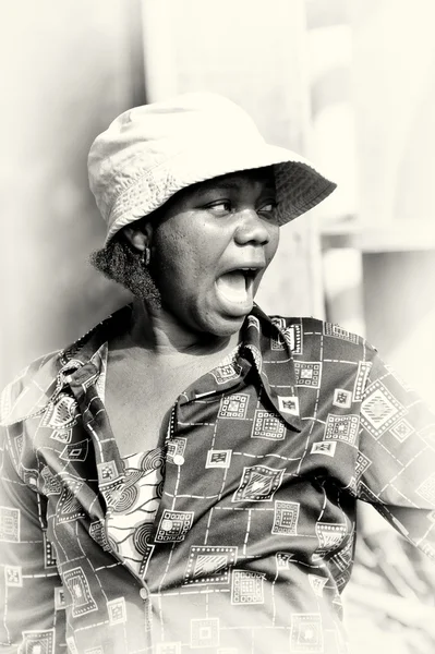 A Ghanaian woman in a hat screams — Stock Photo, Image