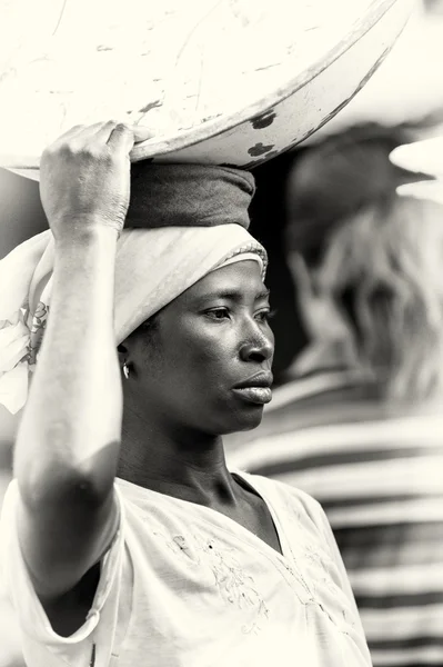 Eine junge Frau in ghana mit einem Becken — Stockfoto