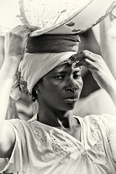 Eine junge ghanaische Frau mit einem Becken — Stockfoto