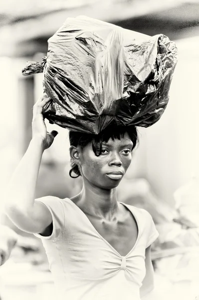 Femme ghanéenne avec un sac de déchets sur la tête — Photo