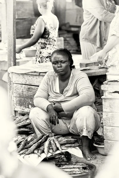 Eine Ghanaerin schlägt auf dem Markt mit der Faust zu — Stockfoto