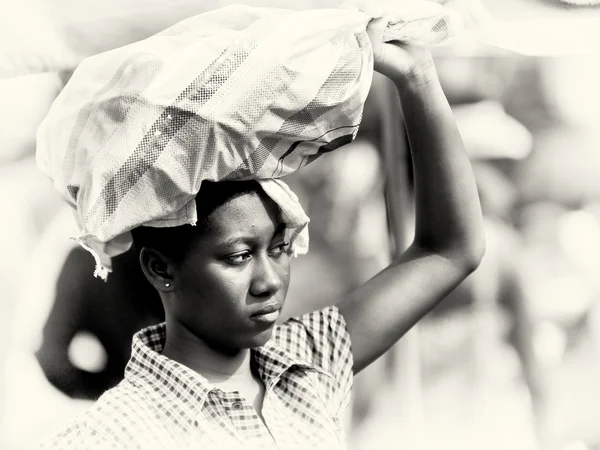 Uma senhora ganesa com um saco na cabeça — Fotografia de Stock