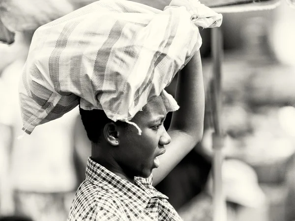 Portrét ghanský dáma s pytlem na hlavě — Stock fotografie