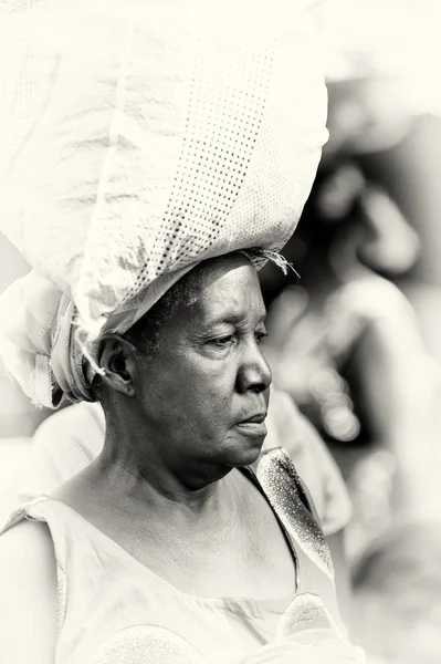 Ghanský babička s pytlem na hlavě — Stock fotografie