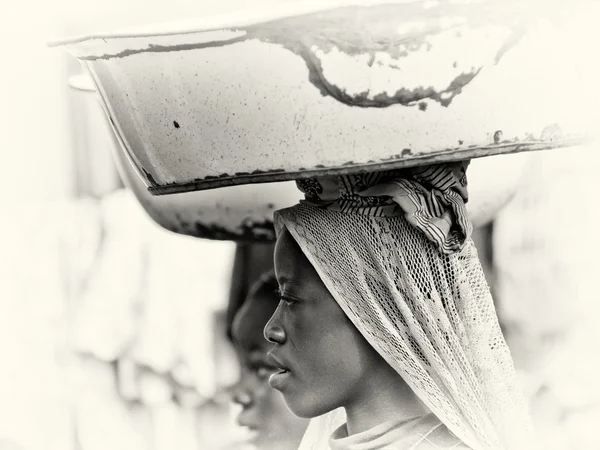年轻的女士，与头上的一盆 — 图库照片