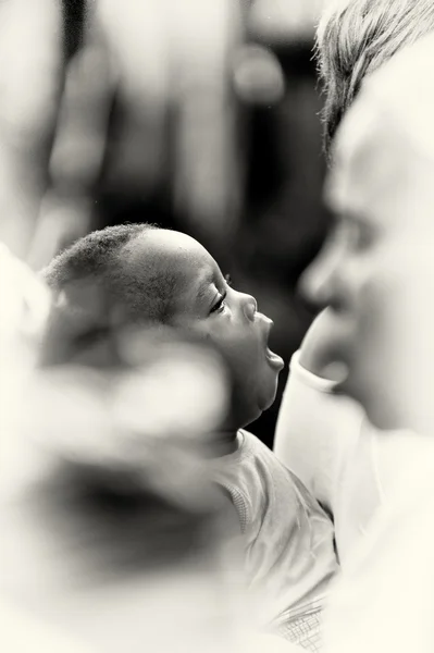 Kleine babyjongen uit ghana huilt — Stockfoto