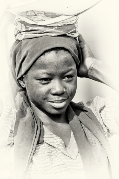 Una signora carina dal Ghana posa — Foto Stock