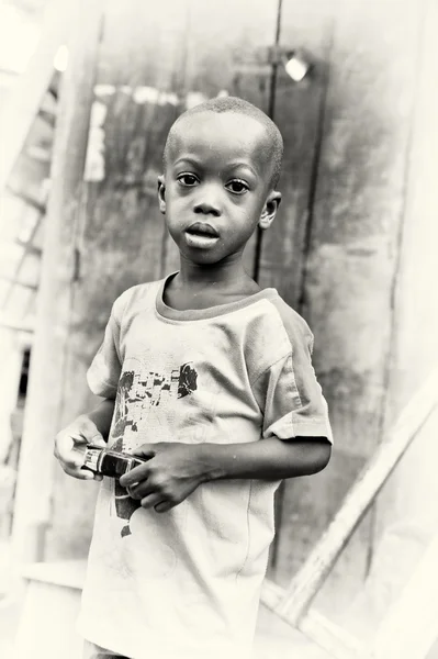 Een jonge verrast Ghanese jongen — Stockfoto